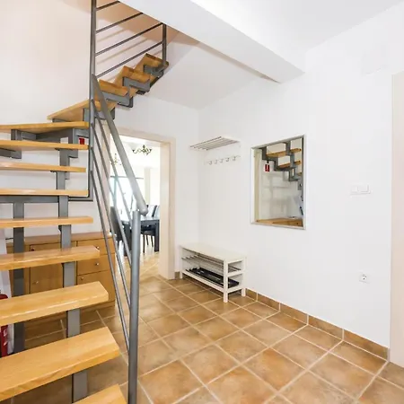 Apartment Three-Bedroom Apartment In Privlaka *