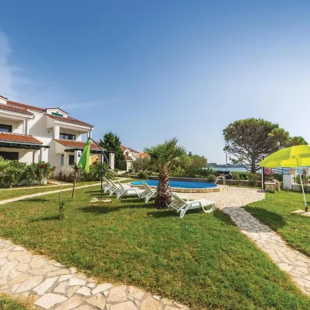 Three-Bedroom Apartment In Privlaka *